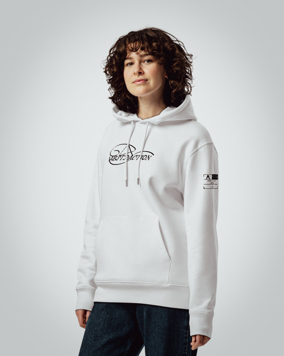 Mannequin femme de face, portant le sweat à capuche original blanc Abstraction