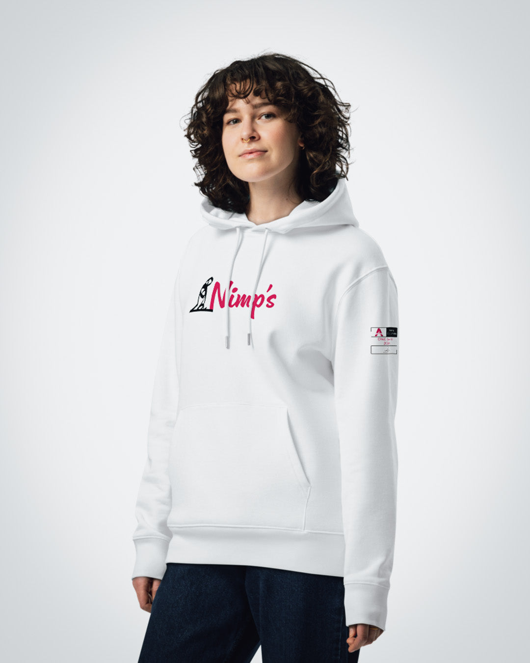 Mannequin femme de face, portant le sweat à capuche original Nimp's