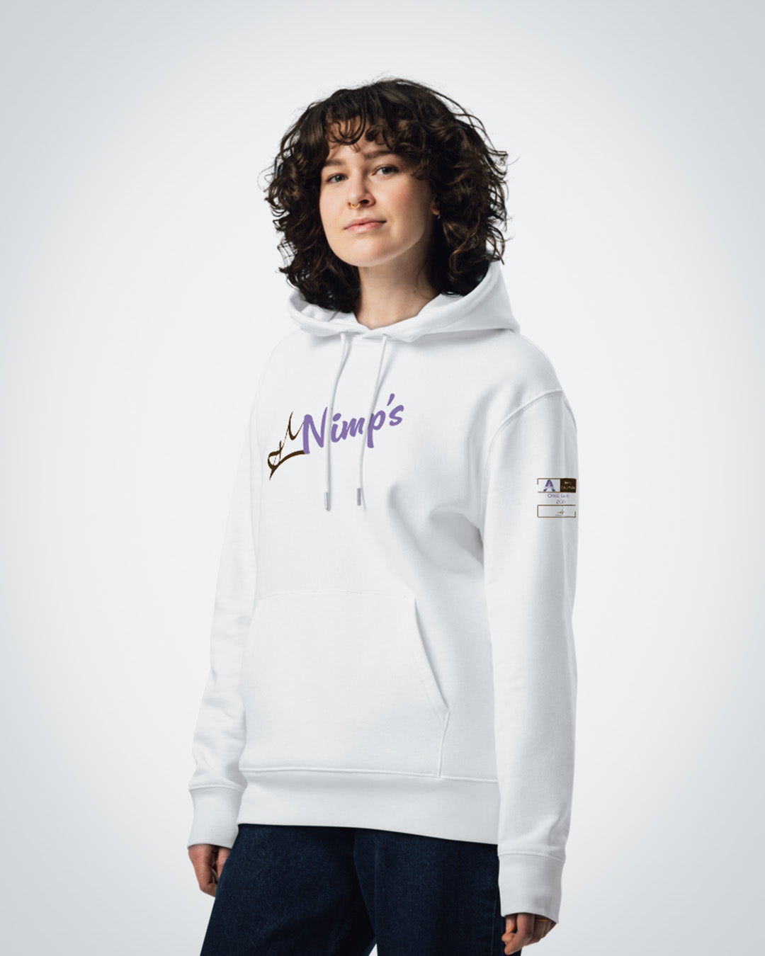 Mannequin femme de face, portant le sweat à capuche original Nimp's 2