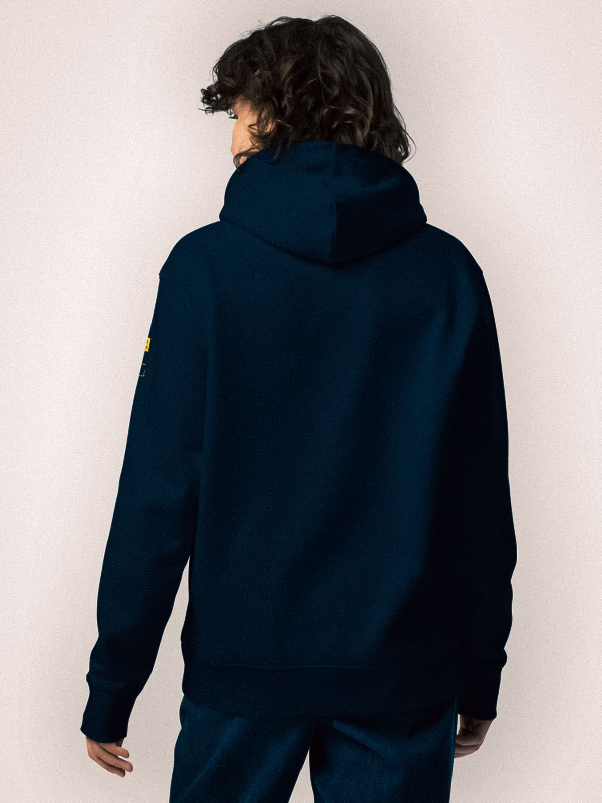 Mannequin homme de dos, portant le sweat à capuche original Mytho