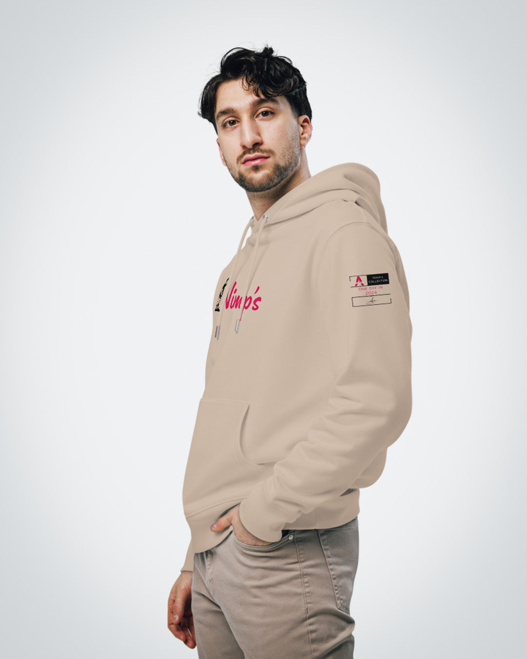 Mannequin homme de trois quart, portant le sweat à capuche original Nimp's