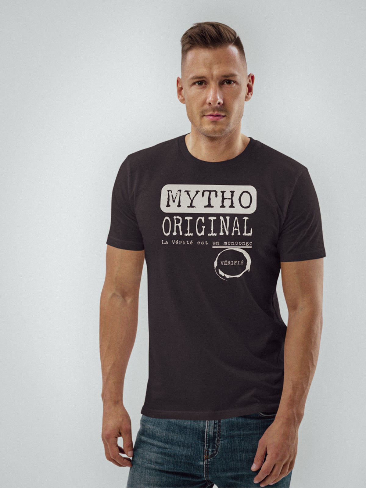 Mannequin homme de face, portant le maillot original Mytho 