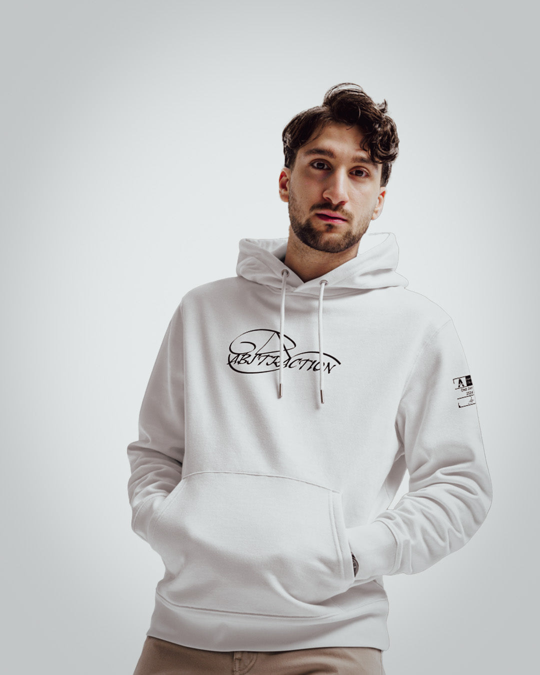 Mannequin homme de face, portant le sweat à capuche original blanc Abstraction