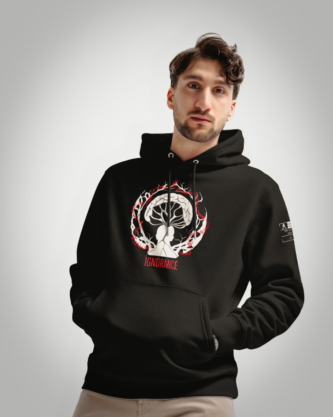 Mannequin homme de face, portant le sweat à capuche original ignorance