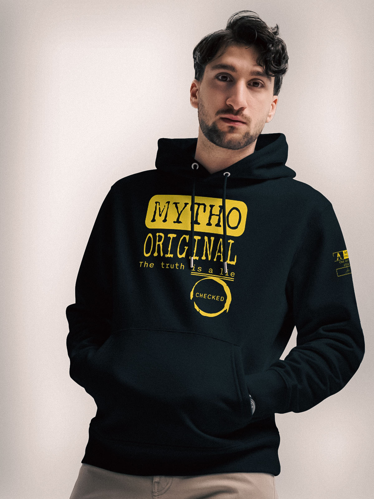 Mannequin homme de face, portant le sweat à capuche original Mytho