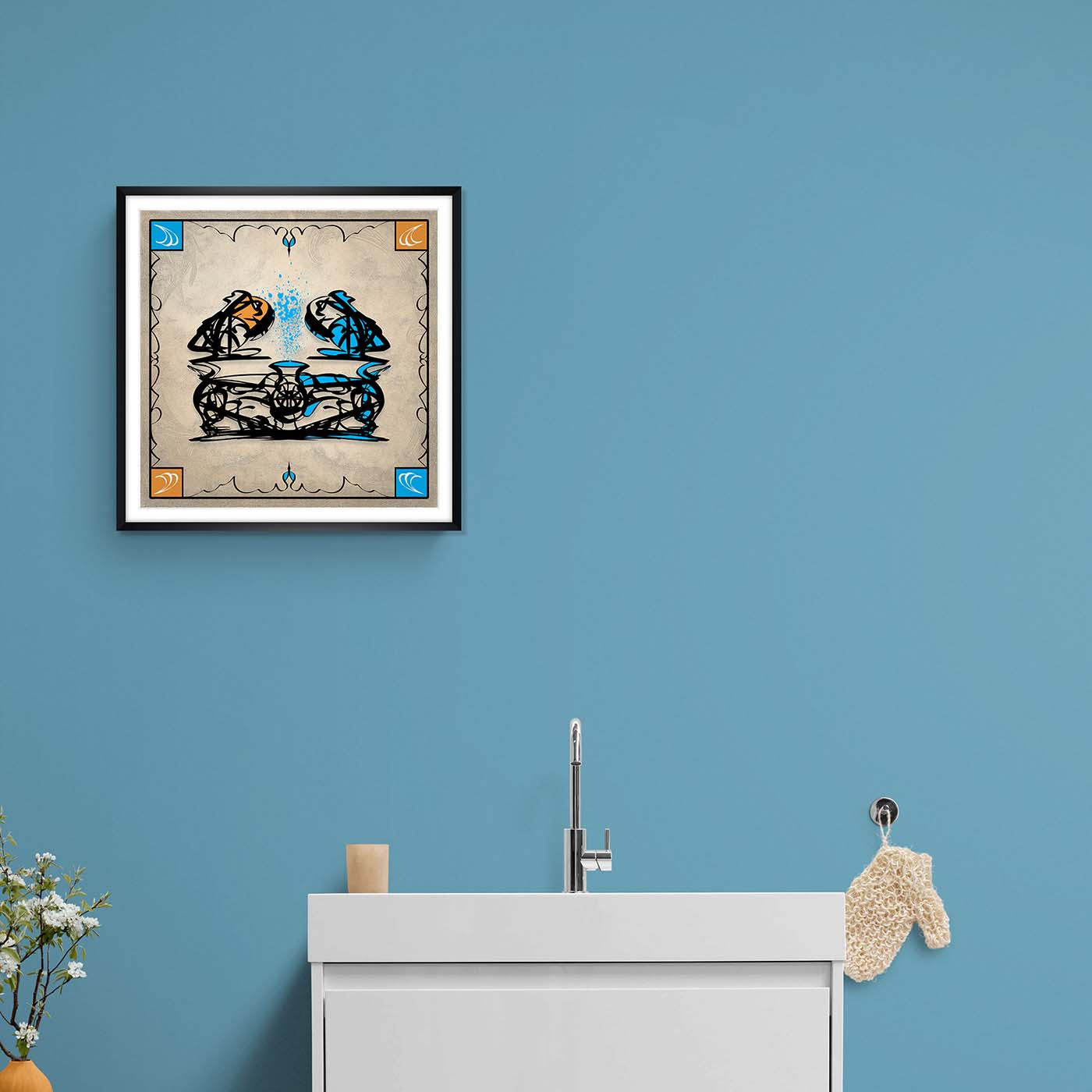 Poster encadré abstraction en cyan, 40x40 cm, accroché au dessus d'un lavabo