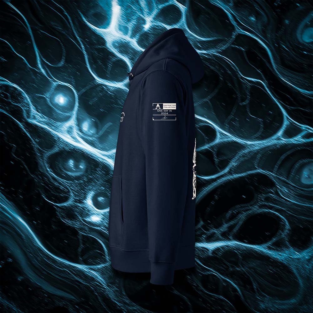 Sweat à capuche unisexe french navy, vu de profil et portant l'étiquette de la collection 