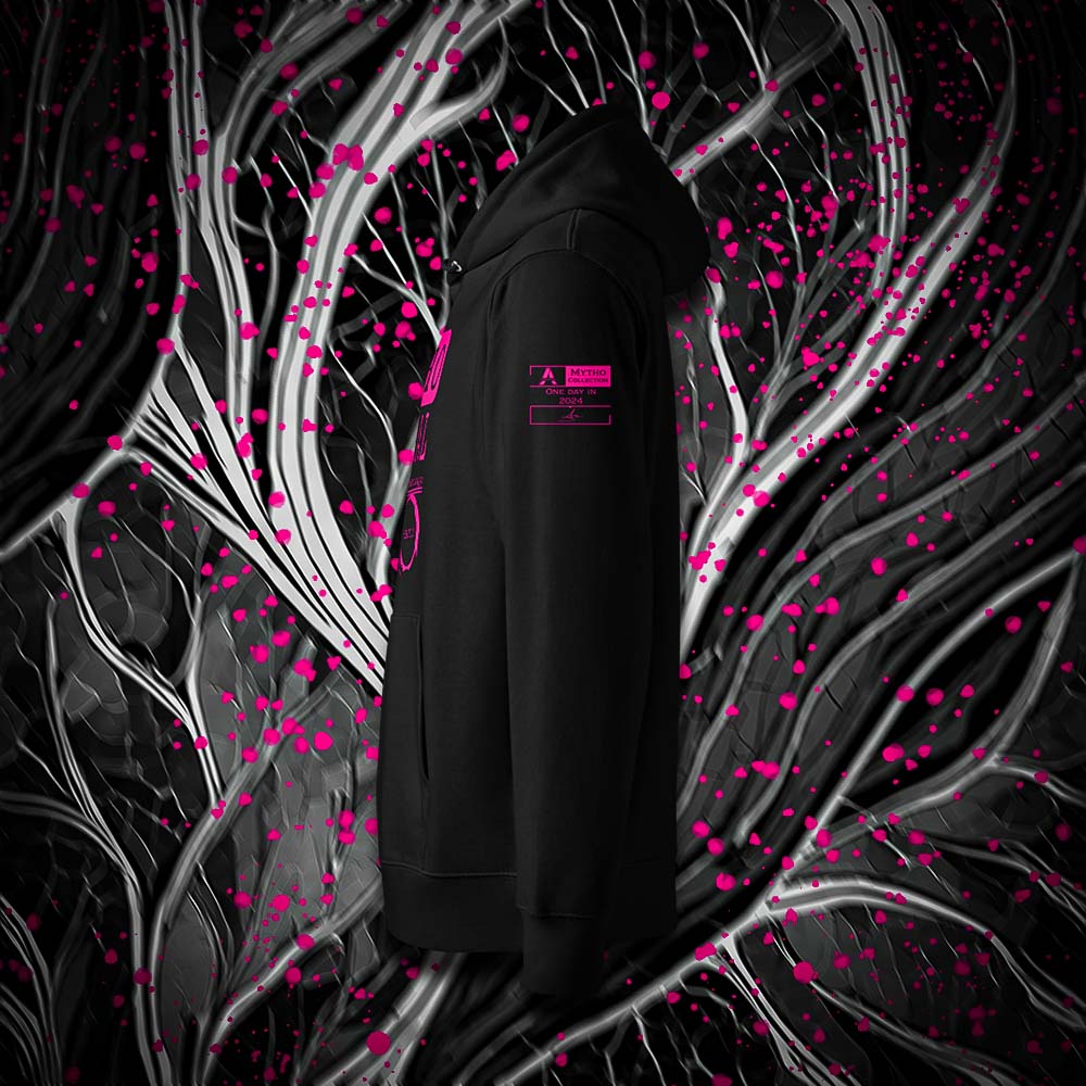 Sweat à capuche unisexe noir, vu de profil et portant l'étiquette de la collection "Mytho" coloré en magenta