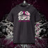 T-shirt unisexe anthracite, vu de face et portant le design "Abstraction 1" coloré en blanc craie et magenta