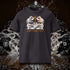 T-shirt unisexe anthracite, vu de face et portant le design "Abstraction 1" coloré en blanc craie et mandarine