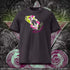 T-shirt unisexe anthracite, vu de face et portant le design "Abstraction 2" coloré en blanc craie et magenta