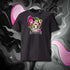 T-shirt unisexe anthracite, vu de face et portant le design "Abstraction 3" coloré en blanc craie et magenta