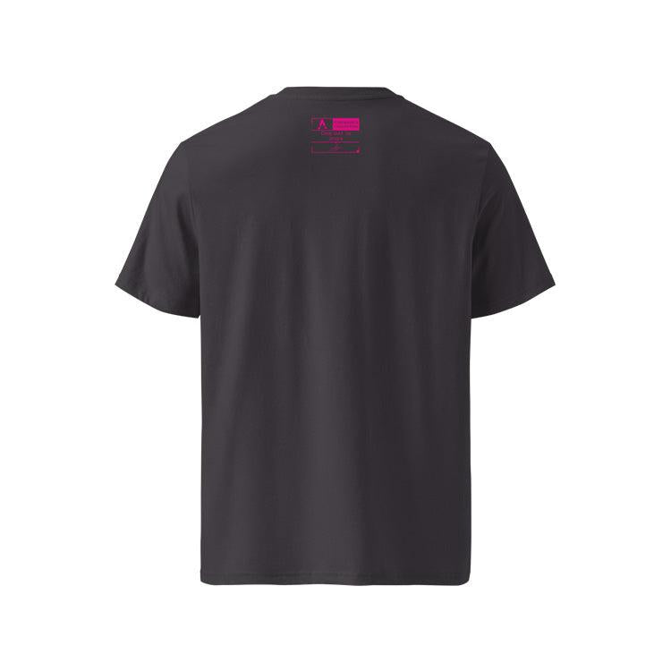 T-shirt unisexe anthracite, vu de dos et portant l'étiquette de la collection "Ignorance" coloré en magenta