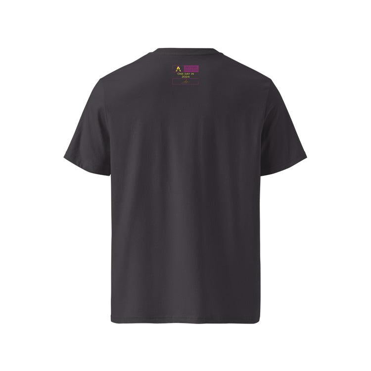 T-shirt unisexe anthracite, vu de dos et portant l'étiquette de la collection "Mytho" aux couleurs aubergines