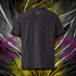 T-shirt unisexe anthracite, vu de dos et portant l'étiquette de la collection "Mytho" aux couleurs aubergines