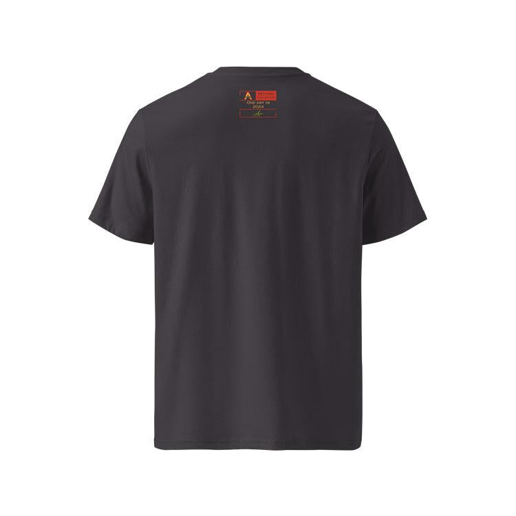 T-shirt unisexe anthracite, vu de dos et portant l'étiquette de la collection "Mytho" aux couleurs piquantes