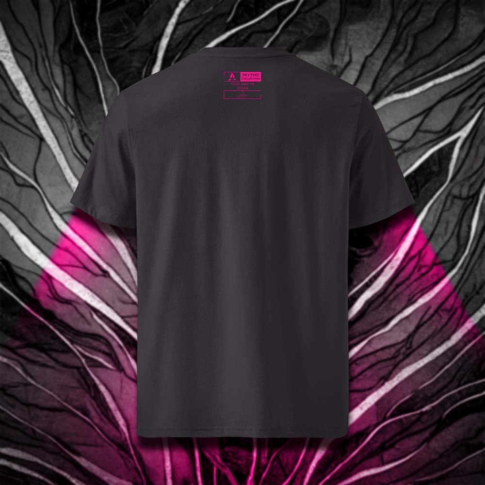 T-shirt unisexe anthracite, vu de dos et portant l'étiquette de la collection "Mytho" coloré en magenta