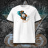 T-shirt unisexe blanc, vu de face et portant le design "Abstraction 2" coloré en noir et mandarine