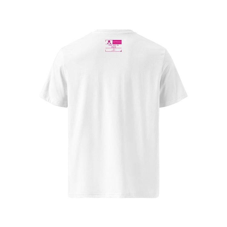 T-shirt unisexe blanc, vu de dos et portant l'étiquette de la collection "Ignorance" coloré en magenta