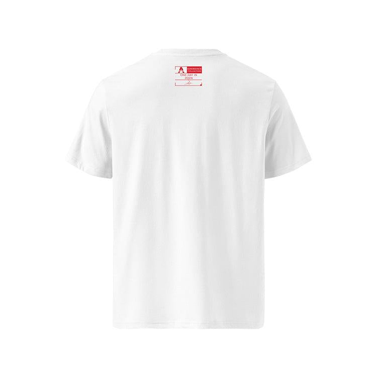 T-shirt unisexe blanc, vu de dos et portant l'étiquette de la collection "Ignorance" coloré en rouge écarlate