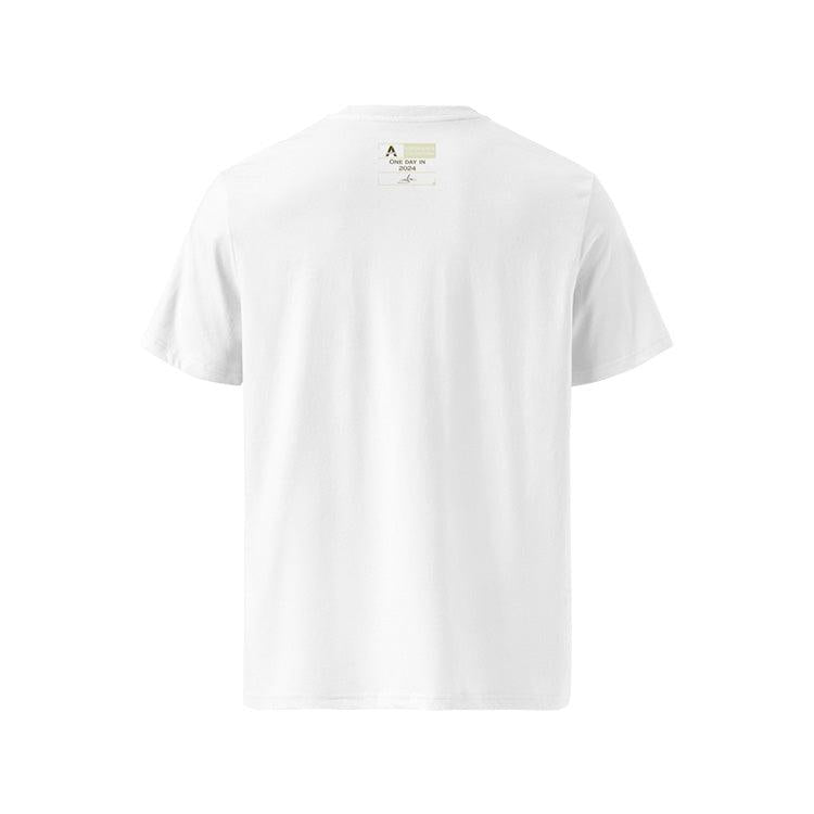 T-shirt unisexe blanc, vu de dos et portant l'étiquette de la collection "Ignorance" aux couleurs intemporelles