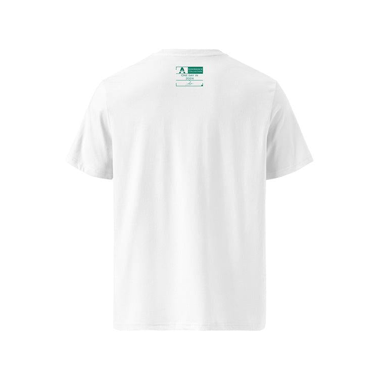 T-shirt unisexe blanc, vu de dos et portant l'étiquette de la collection "Ignorance" coloré en vert émeraude