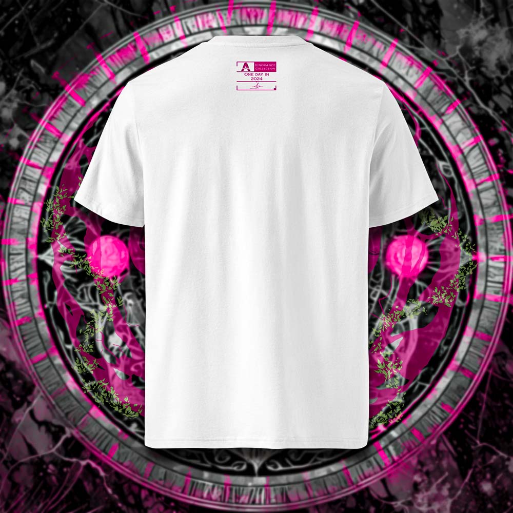 T-shirt unisexe blanc, vu de dos et portant l'étiquette de la collection "Ignorance" coloré en magenta