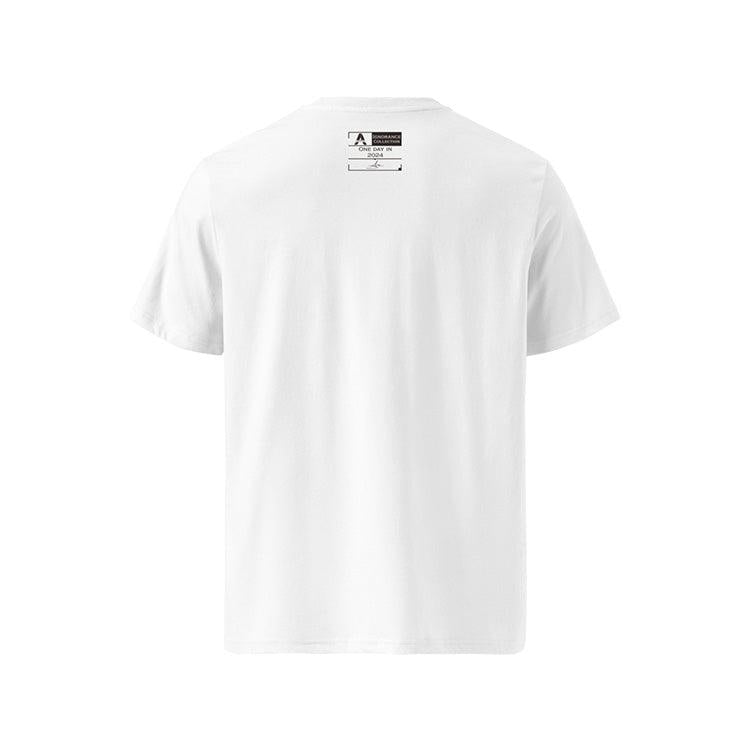 T-shirt unisexe blanc, vu de dos et portant l'étiquette de la collection "Ignorance" aux couleurs terrestres