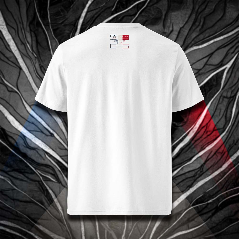 T-shirt unisexe blanc, vu de dos et portant l'étiquette de la collection "Mytho" aux couleurs de la France