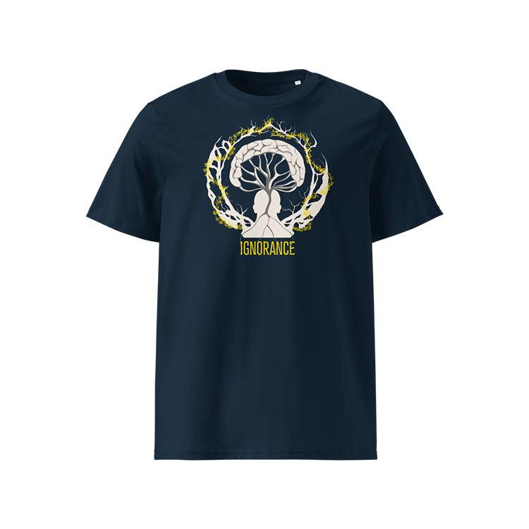 T-shirt unisexe french navy, vu de face et portant le design "Ignorance" coloré en blanc craie et jaune soleil