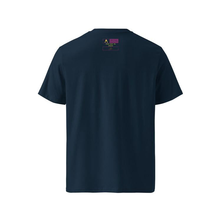 T-shirt unisexe french navy, vu de dos et portant l'étiquette de la collection "Mytho" aux couleurs aubergines