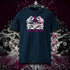 T-shirt unisexe french navy, vu de face et portant le design "Abstraction 1" coloré en blanc craie et magenta