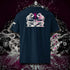 T-shirt unisexe french navy, vu de dos et portant le design "Abstraction 1" coloré en blanc craie et magenta