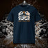 T-shirt unisexe french navy, vu de face et portant le design "Abstraction 1" coloré en blanc craie et mandarine