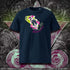 T-shirt unisexe french navy, vu de face et portant le design "Abstraction 2" coloré en blanc craie et magenta