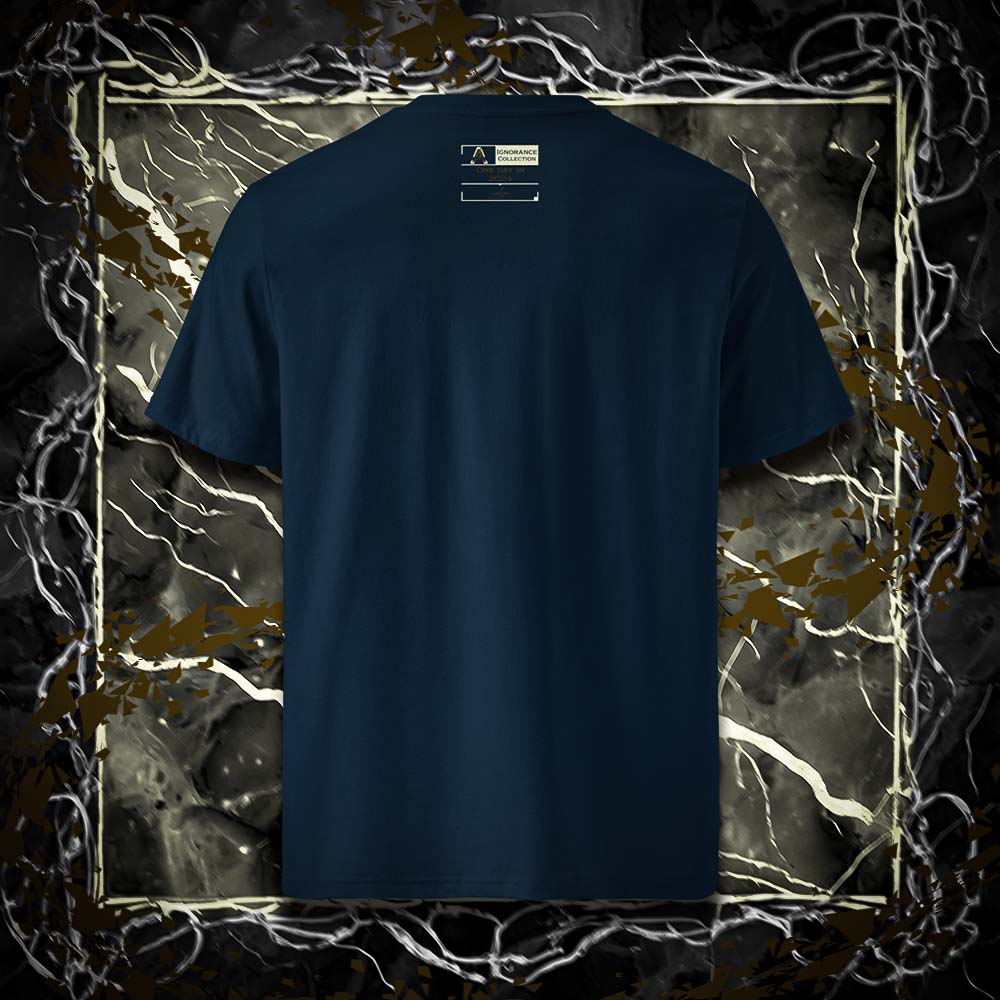 T-shirt unisexe french navy, vu de dos et portant l'étiquette de la collection 