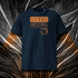 T-shirt unisexe french navy, vu de face et portant le design "Mytho Original" coloré en mandarine