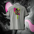 T-shirt unisexe gris clair, vu de dos et portant le design "Abstraction 3" coloré en noir et magenta