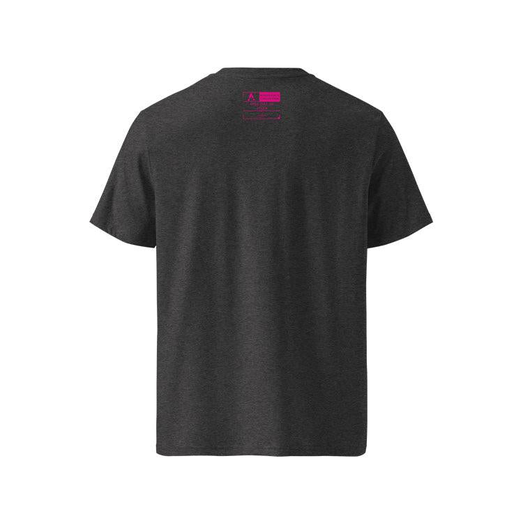 T-shirt unisexe gris foncé, vu de dos et portant l'étiquette de la collection "Ignorance" coloré en magenta