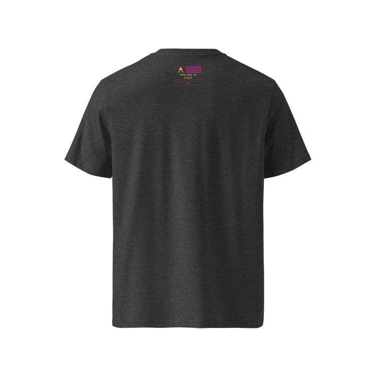 T-shirt unisexe gris foncé, vu de dos et portant l'étiquette de la collection "Mytho" aux couleurs aubergines