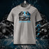 T-shirt unisexe gris clair, vu de face et portant le design "Abstraction 1" coloré en noir et cyan