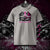 T-shirt unisexe gris clair, vu de face et portant le design "Abstraction 1" coloré en noir et magenta