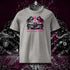 T-shirt unisexe gris clair, vu de face et portant le design "Abstraction 1" coloré en noir et magenta