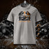 T-shirt unisexe gris clair, vu de face et portant le design "Abstraction 1" coloré en noir et mandarine