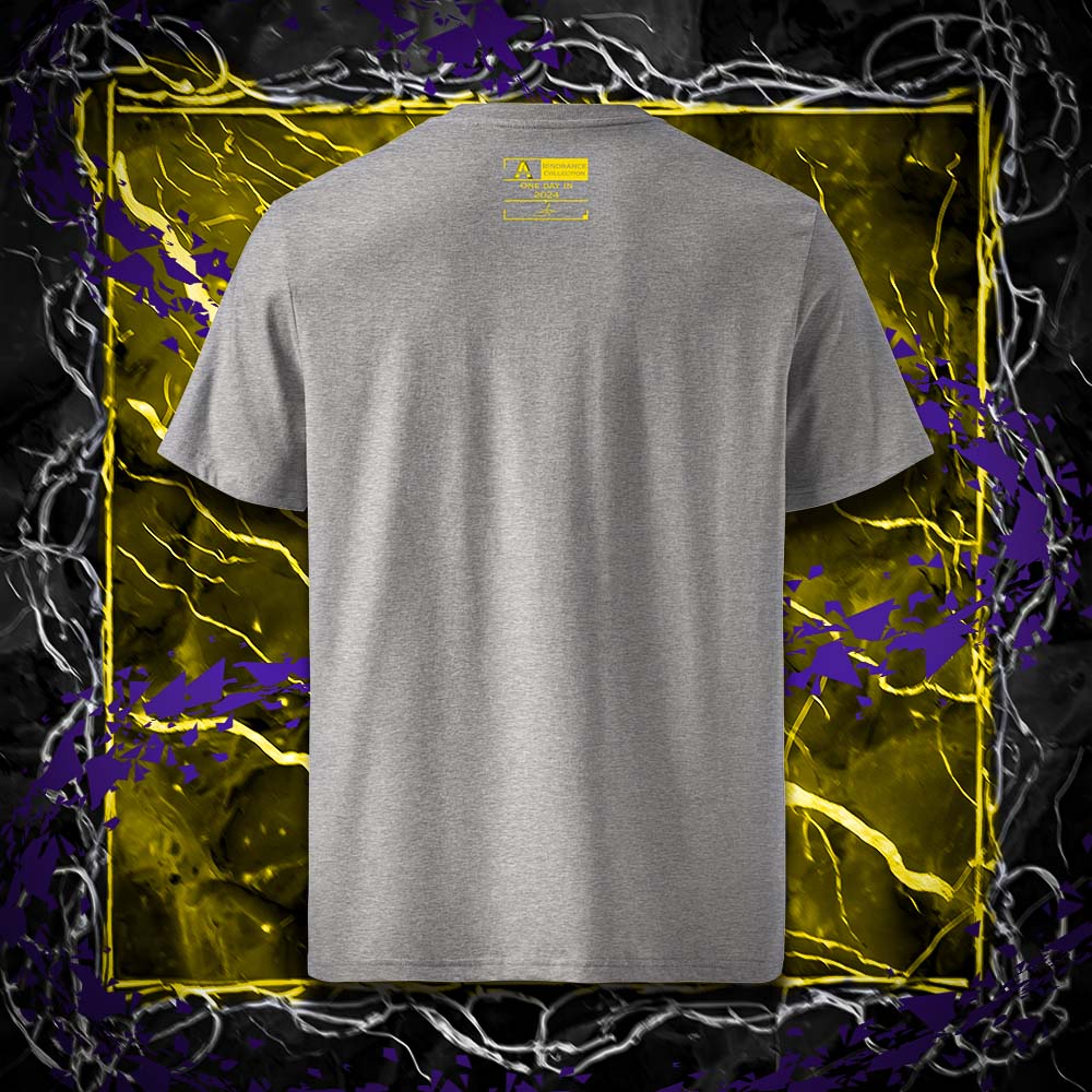 T-shirt unisexe gris clair, vu de dos et portant l'étiquette de la collection "Ignorance" coloré en jaune soleil