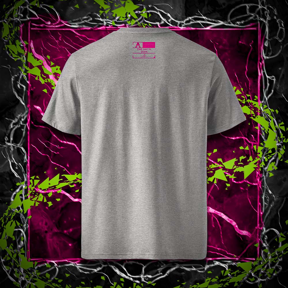 T-shirt unisexe gris clair, vu de dos et portant l'étiquette de la collection "Ignorance" coloré en magenta