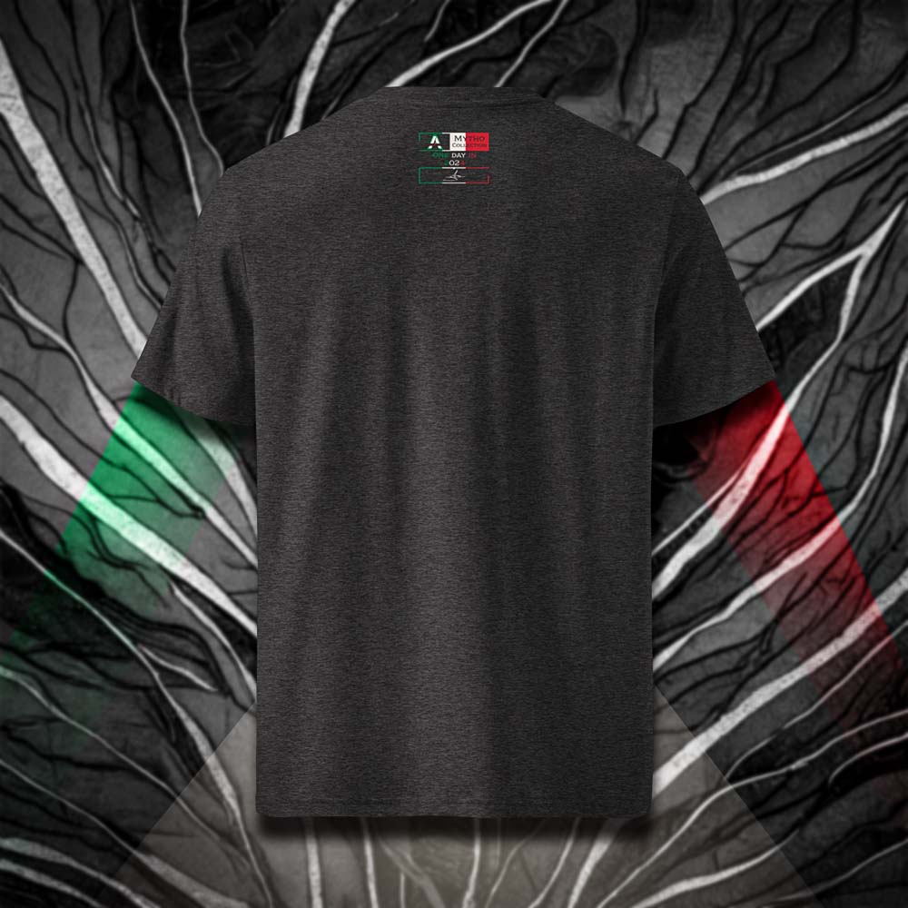 T-shirt unisexe gris foncé, vu de dos et portant l'étiquette de la collection "Mytho" aux couleurs de l'Italie