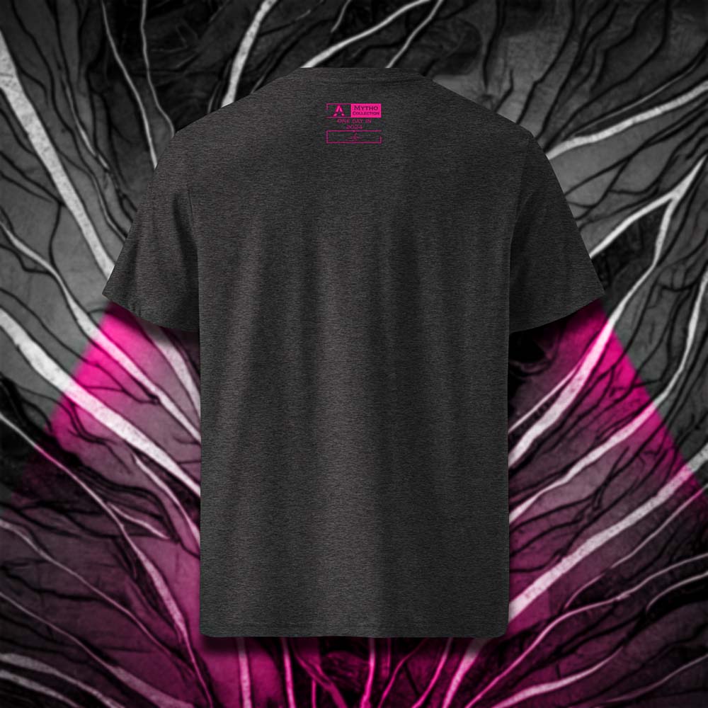 T-shirt unisexe gris foncé, vu de dos et portant l'étiquette de la collection "Mytho" coloré en magenta