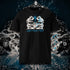 T-shirt unisexe noir, vu de face et portant le design "Abstraction 1" coloré en blanc craie et cyan