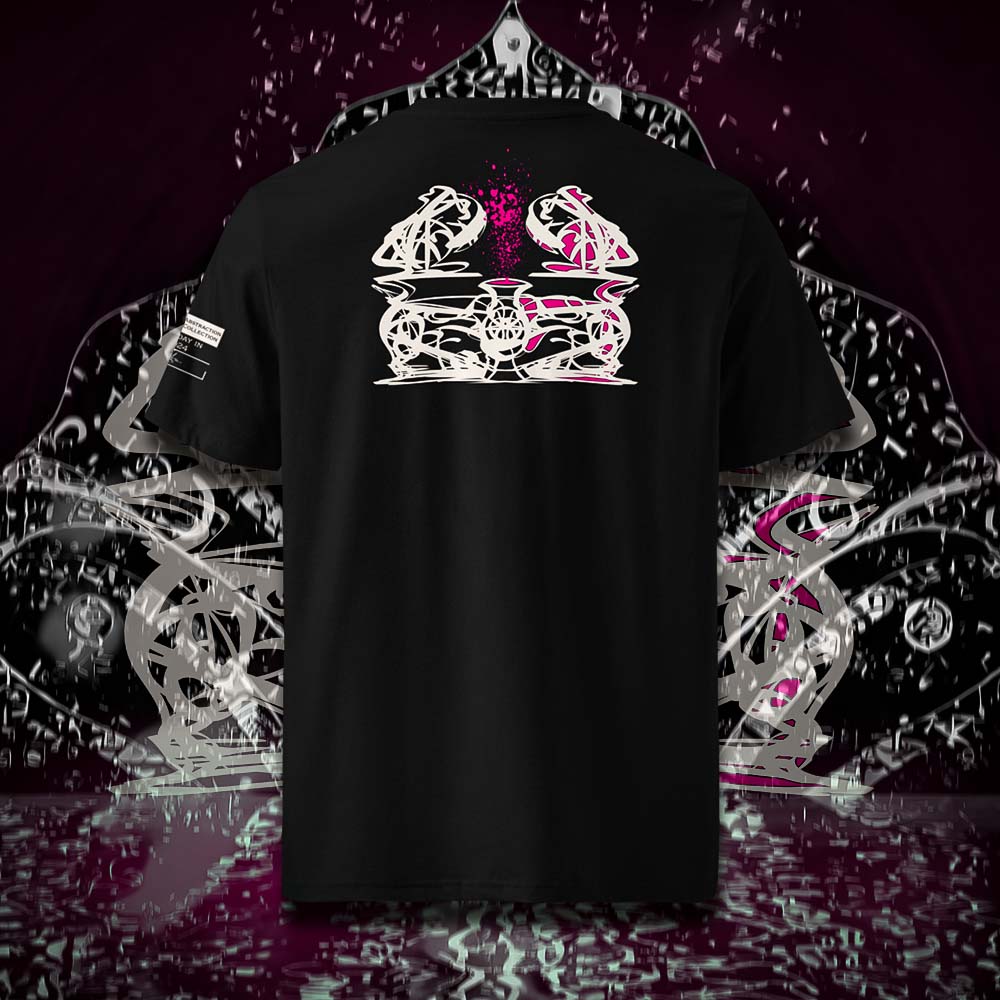 T-shirt unisexe noir, vu de dos et portant le design "Abstraction 1" coloré en blanc craie et magenta